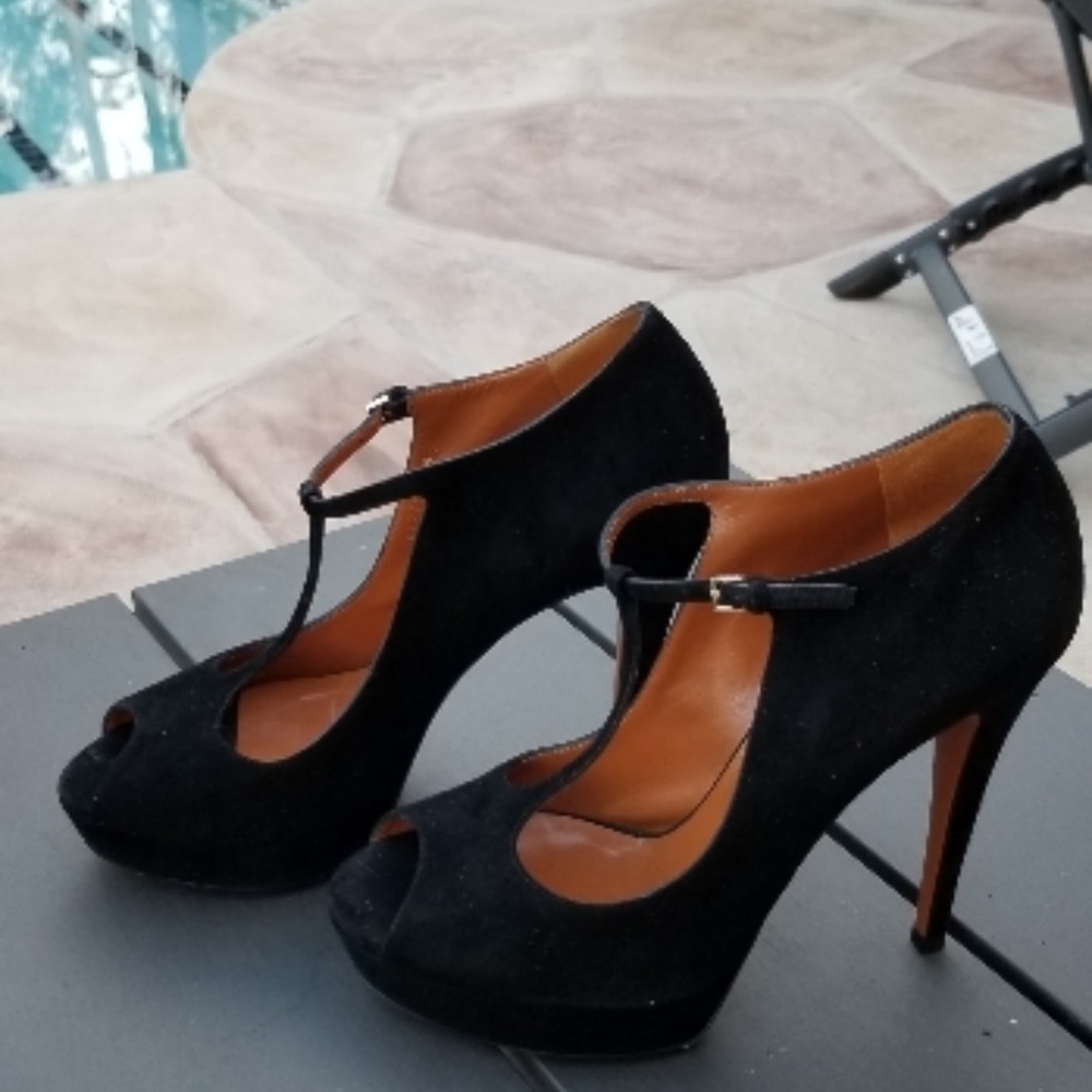 GUCCI SUEDE T STRAP SANADELS SIZE 38.5 OR 8 VERY GOOD CONDITION